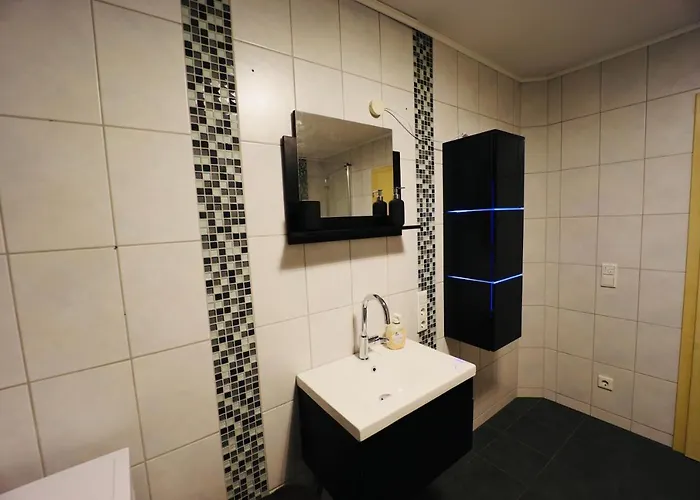 Generous I 7 Beds I 110 Sqm I Fast Internet Appartement